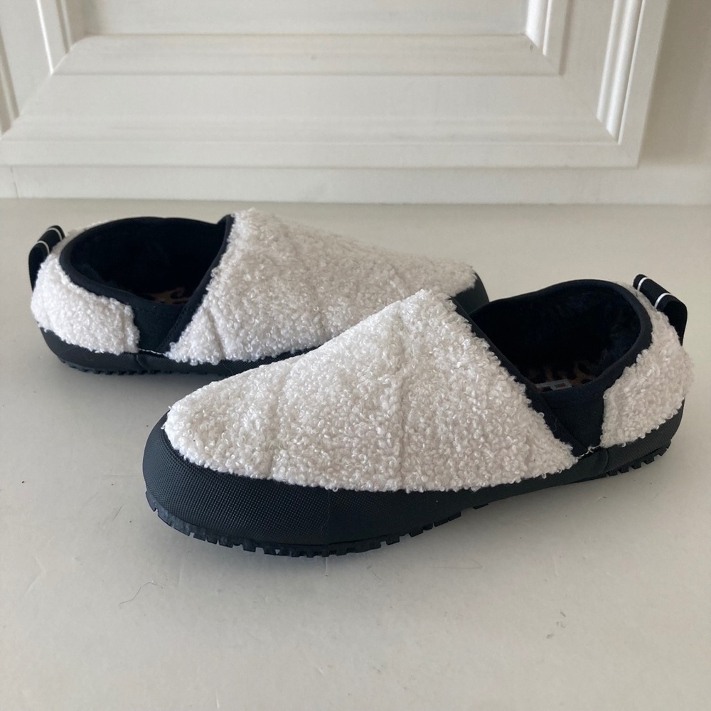 NWOT P448 Anthropologie Laby White Boucle Slippers Sz 38